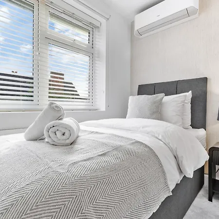 Air Conditioning Modern 4 Bedroom House, Elev8 Stays